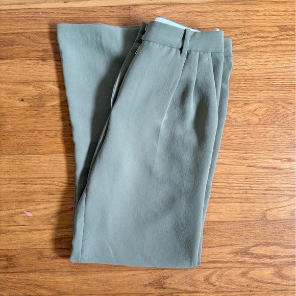 Aritzia Effortless Pants (Pistachio) - Picture 3 of 4